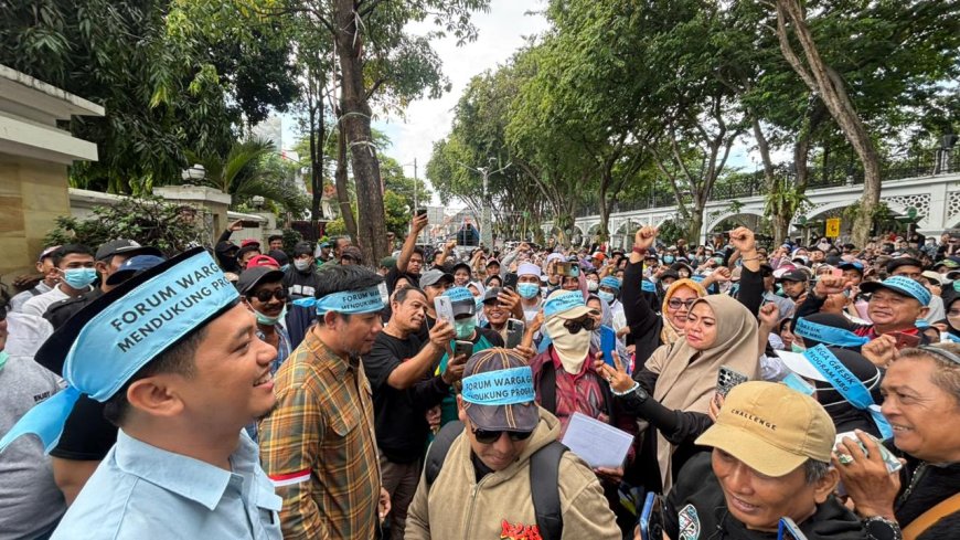 Gelar Aksi, Warga Gresik Minta Program MBG Tetap Berjalan
