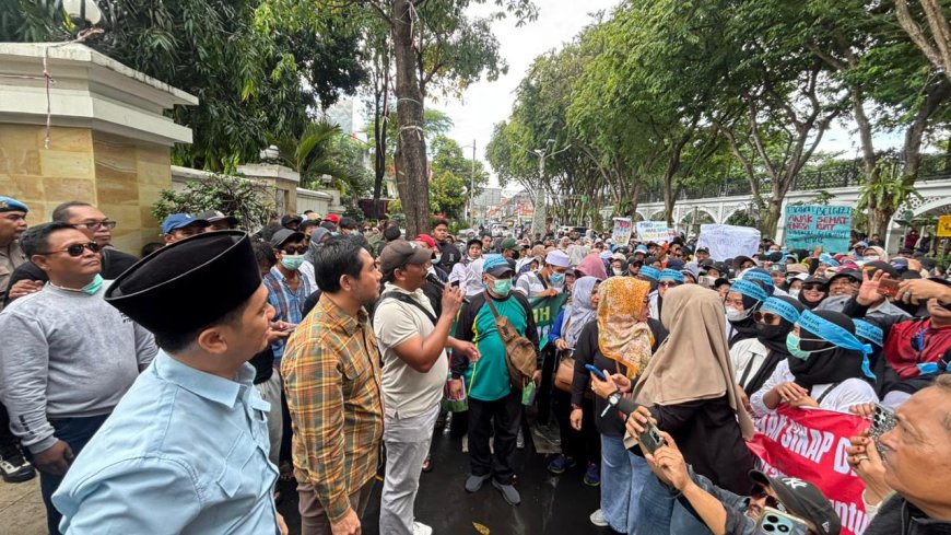 Gelar Aksi, Warga Gresik Minta Program MBG Tetap Berjalan