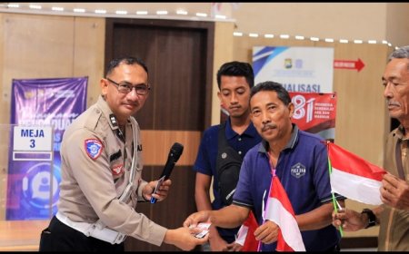 Kado Kemerdekaan dari Satlantas Polres Gresik, 17 Warga Kelahiran 17 Agustus Dapat SIM Gratis