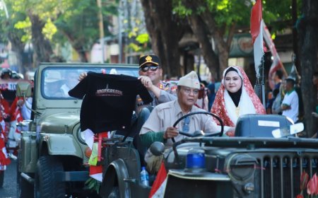 Kapolres Gresik Naik Mobil Klasik di Gresik Merdeka Carnival 2026, Ajak Warga Jogo Gresik