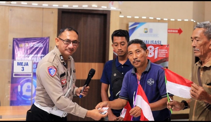 Kado Kemerdekaan dari Satlantas Polres Gresik, 17 Warga Kelahiran 17 Agustus Dapat SIM Gratis