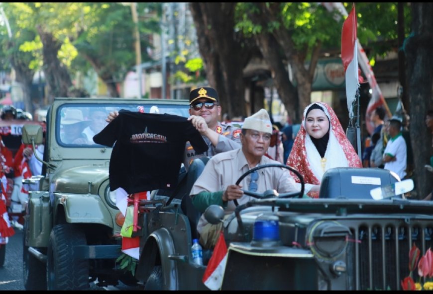 Kapolres Gresik Naik Mobil Klasik di Gresik Merdeka Carnival 2026, Ajak Warga Jogo Gresik