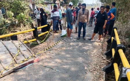 Akses Roda Empat Lumpuh 2 Bulan, Warga Tebuwung Gresik Protes dan Desak Kepastian Perbaikan Jembatan Ambles