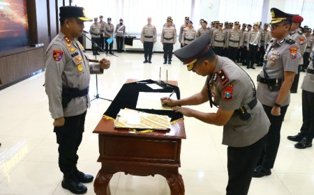 Kapolres Gresik Pimpin Sertijab PJU dan Kapolsek, 14 Personel Bergeser