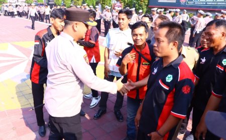 Peringati Hari Lalu Lintas Bhayangkara Ke-71, Polres Gresik Gelar Apel Bersama Relawan Ambulans dan Ojol