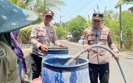 Dari Sedekah Anggota, Polsek Panceng Kirim Air Bersih untuk Warga Surowiti