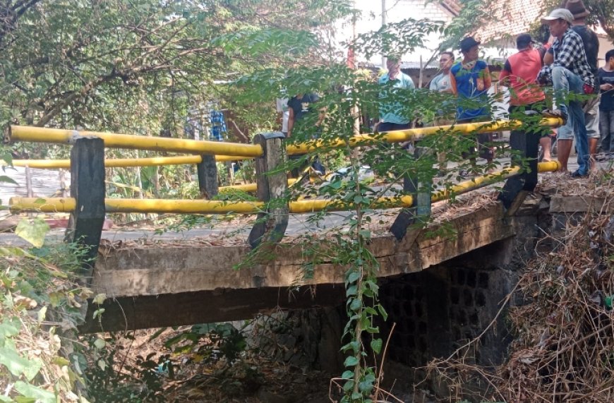 Akses Roda Empat Lumpuh 2 Bulan, Warga Tebuwung Gresik Protes dan Desak Kepastian Perbaikan Jembatan Ambles