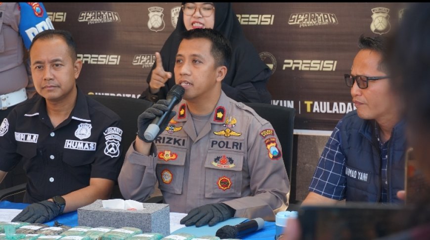 Warga Lapor Lewat 110, Satresnarkoba Polres Gresik Temukan 10,8 Kg Ganja dalam Vespa di Gudang Ekspedisi