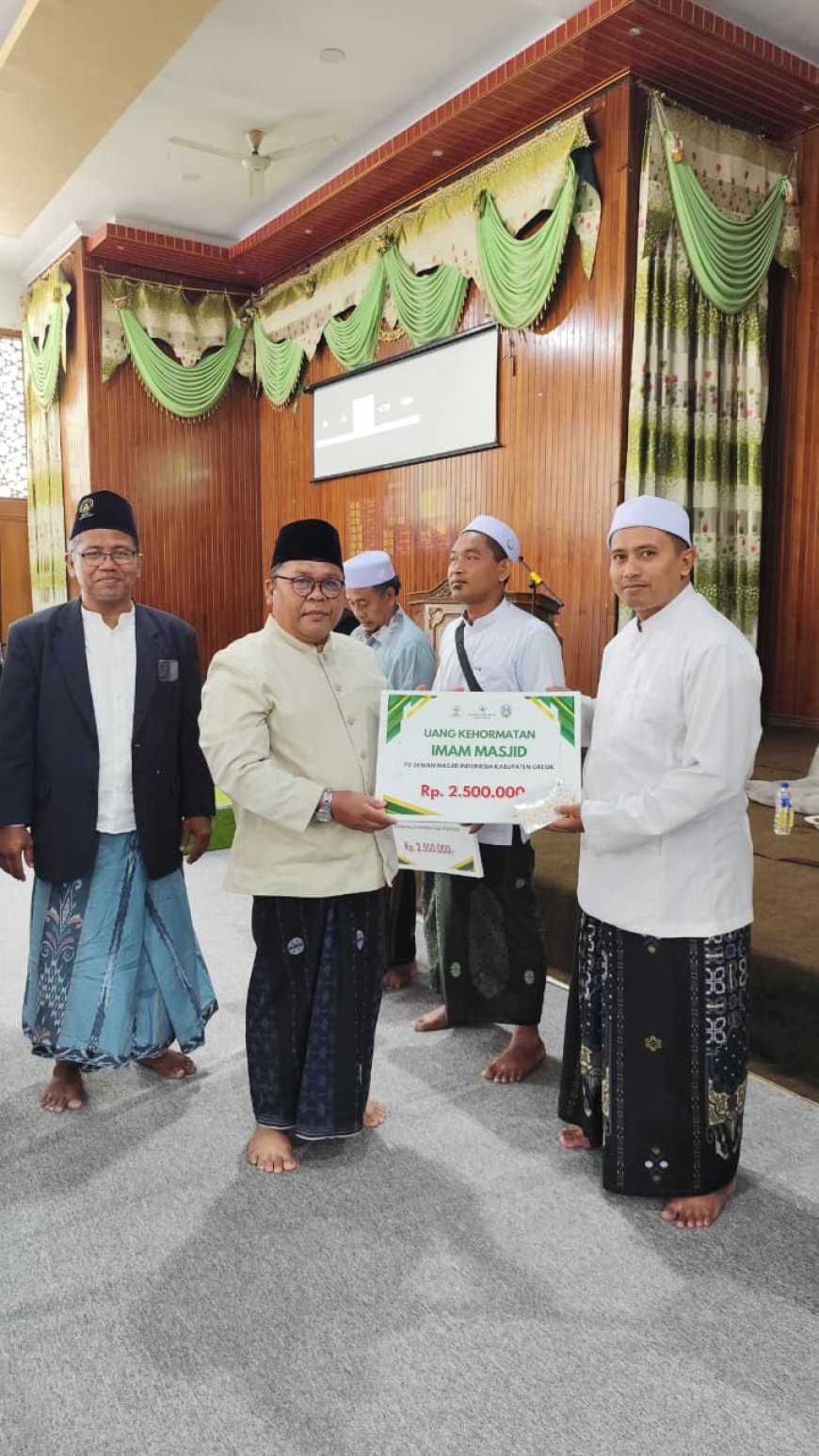 Dewan Masjid Indonesia Kabupaten Gresik Salurkan UKIM Kepada 275 Imam Masjid di Gresik