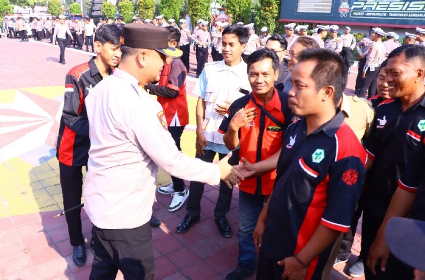 Peringati Hari Lalu Lintas Bhayangkara Ke-71, Polres Gresik Gelar Apel Bersama Relawan Ambulans dan Ojol