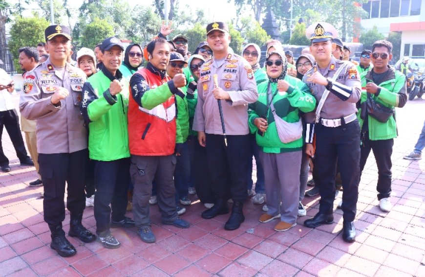 Peringati Hari Lalu Lintas Bhayangkara Ke-71, Polres Gresik Gelar Apel Bersama Relawan Ambulans dan Ojol