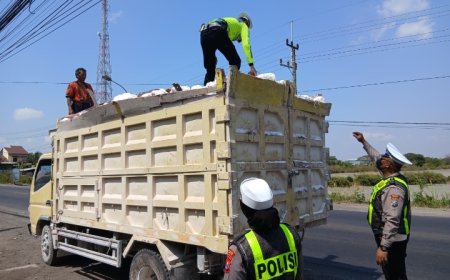 Satlantas Polres Gresik Tindak Tegas Truk Tanpa Terpal di Jalan Raya Pantura Gresik