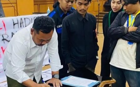AMPB Geruduk Kantor DPRD Gresik Buntut Ketidakpastian Pelayanan Publik Bagi Masyarakat Pulau Bawean