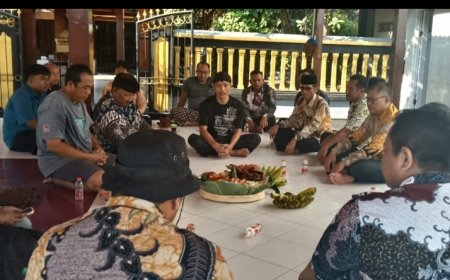 Pemdes Sidokepung Lestarikan Tradisi Malam Jumat Legi di Makam Mbah Sapu Jagad