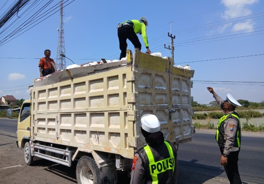 Satlantas Polres Gresik Tindak Tegas Truk Tanpa Terpal di Jalan Raya Pantura Gresik