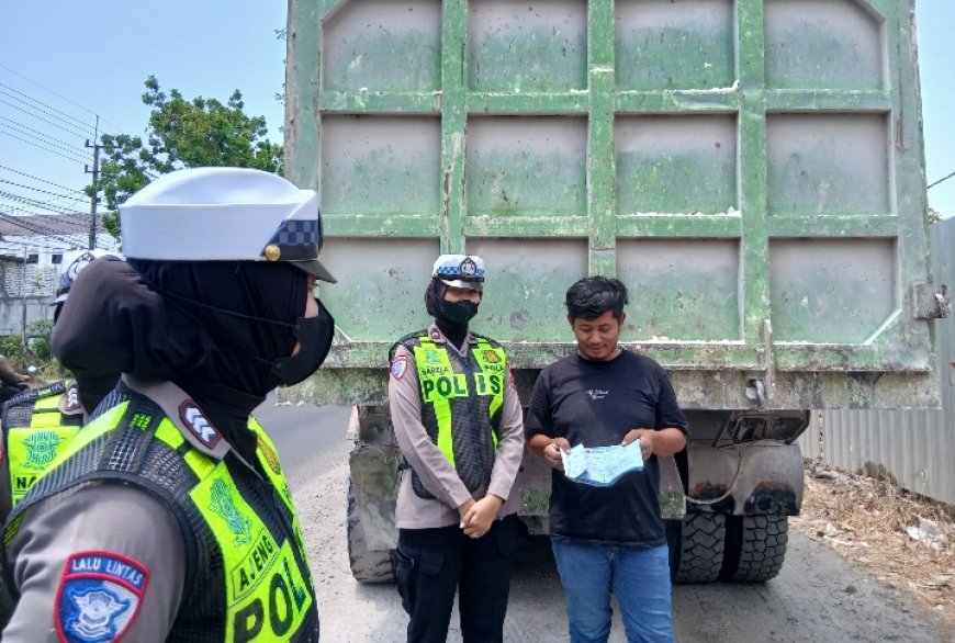 Satlantas Polres Gresik Tindak Tegas Truk Tanpa Terpal di Jalan Raya Pantura Gresik