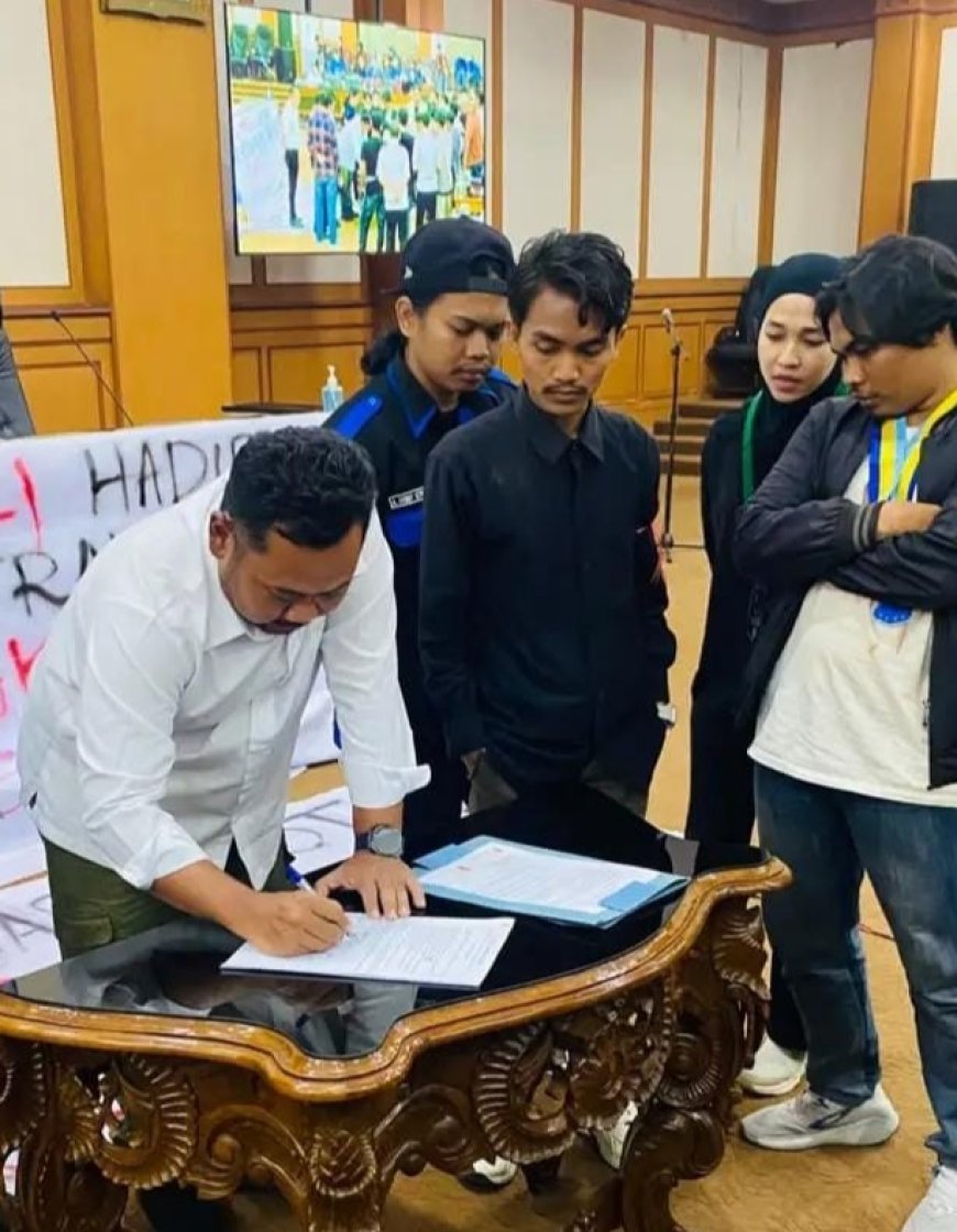 AMPB Geruduk Kantor DPRD Gresik Buntut Ketidakpastian Pelayanan Publik Bagi Masyarakat Pulau Bawean