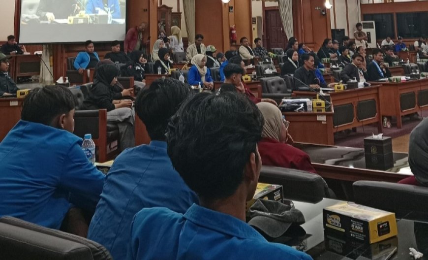 AMPB Geruduk Kantor DPRD Gresik Buntut Ketidakpastian Pelayanan Publik Bagi Masyarakat Pulau Bawean