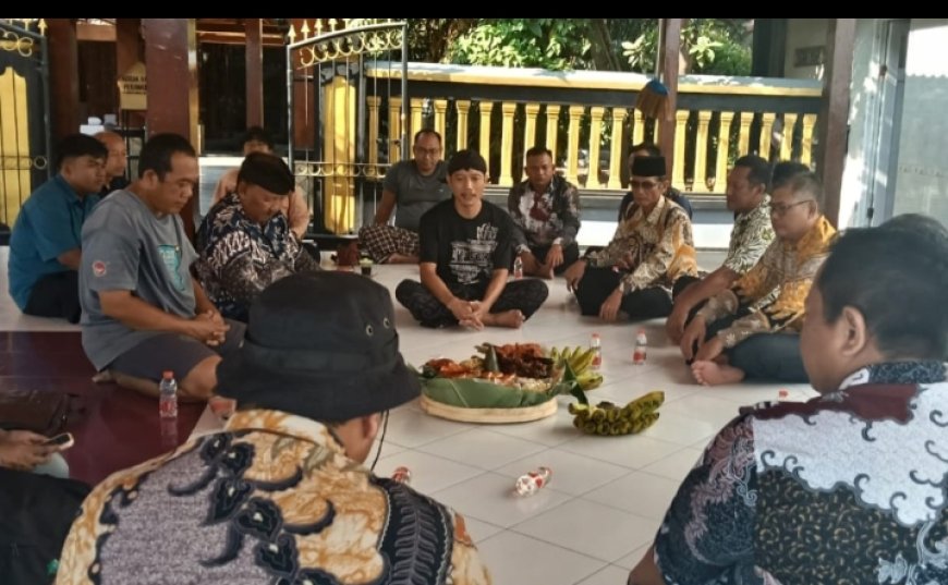 Pemdes Sidokepung Lestarikan Tradisi Malam Jumat Legi di Makam Mbah Sapu Jagad